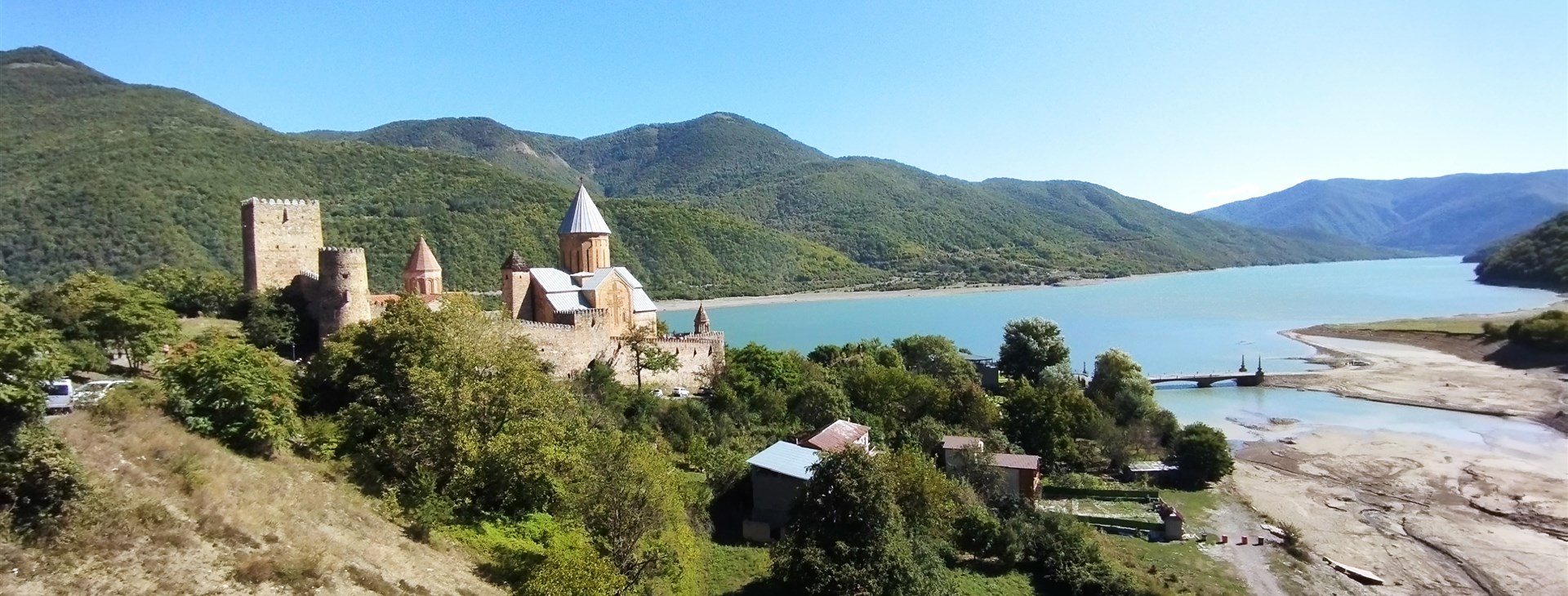 Hradní komplex Ananuri leží na řece Aragvi.