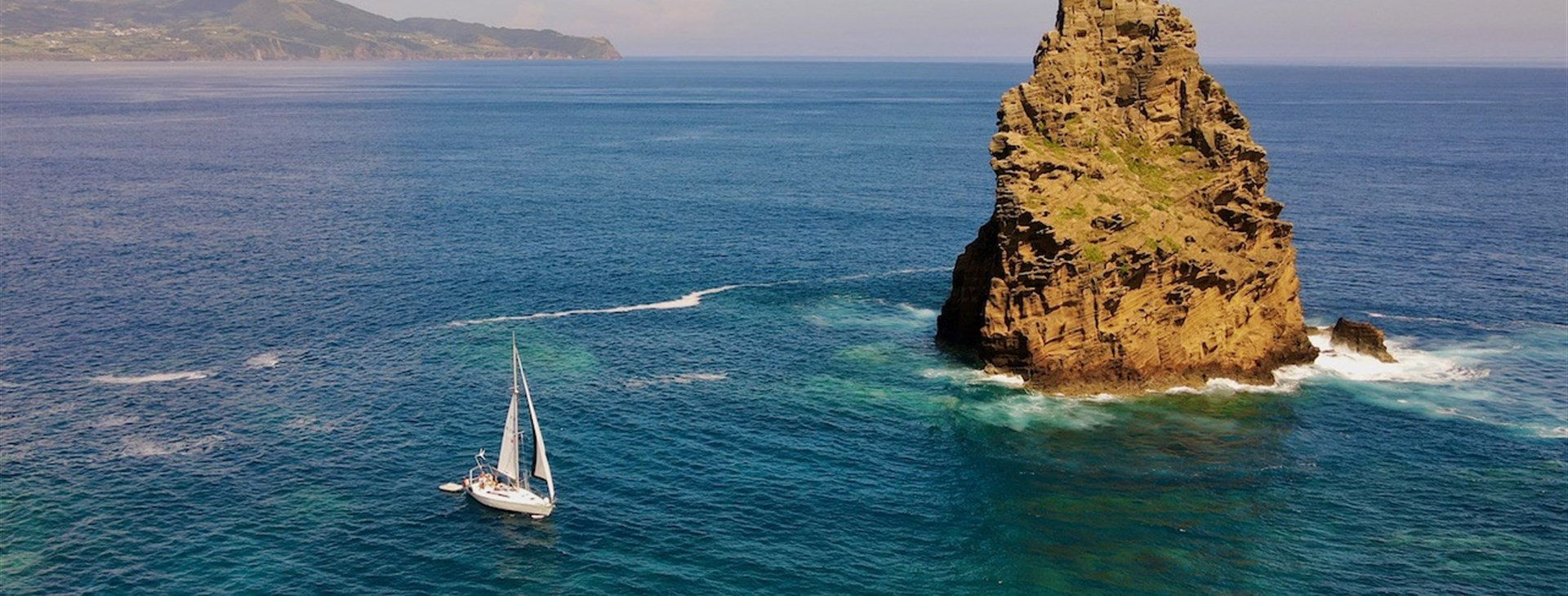 Plachetnicí za turistikou na Azory