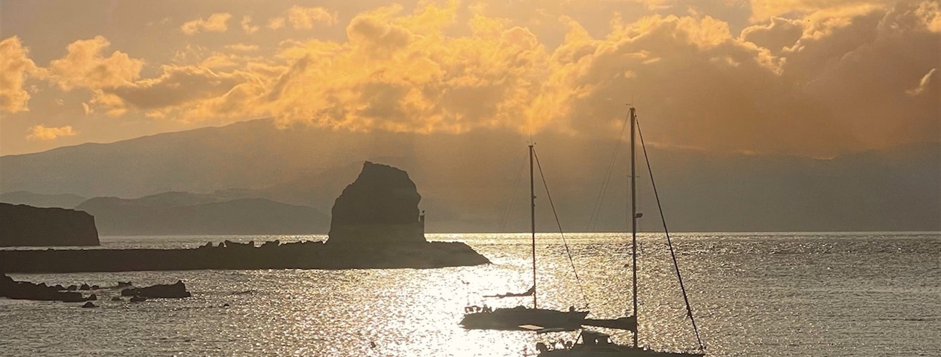 Plachetnicí za turistikou na Azory