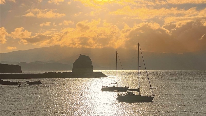 Plachetnicí za turistikou na Azory