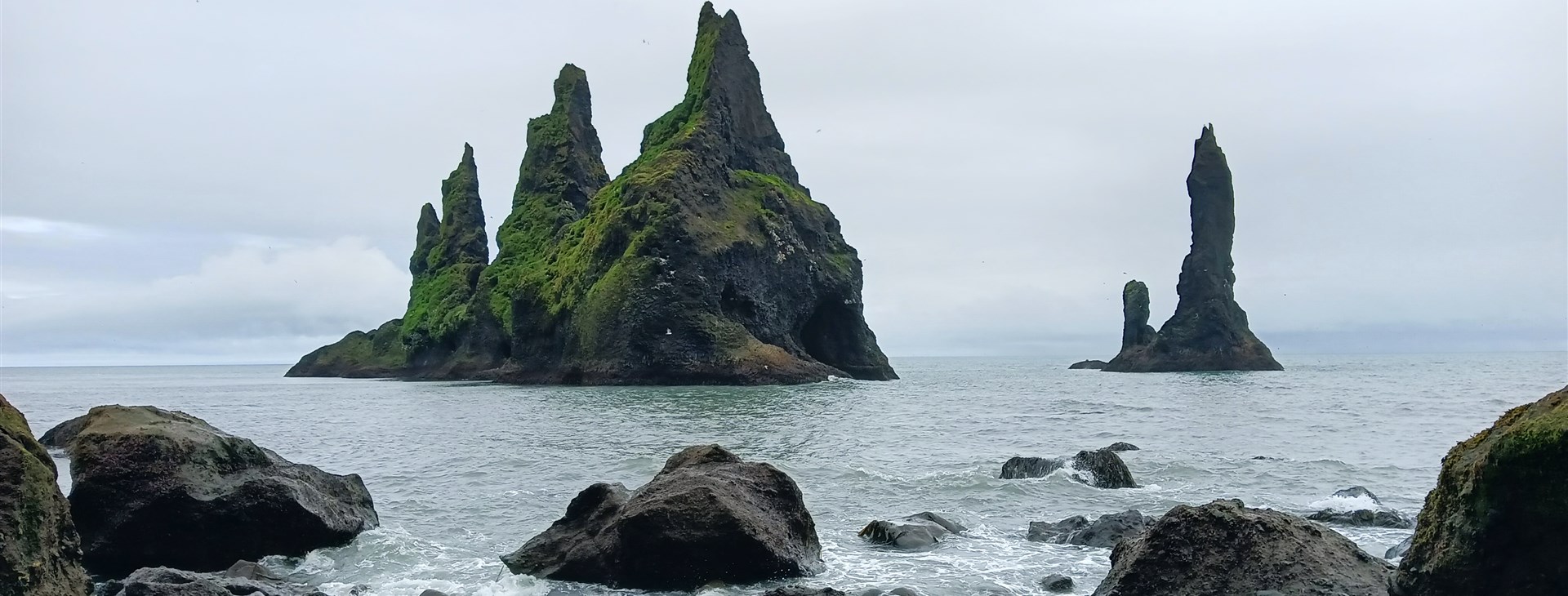 Ikonické skalní útvary Reynisdrangar patří k dominantě nejdivočejší černé pláže na celém Islandu.