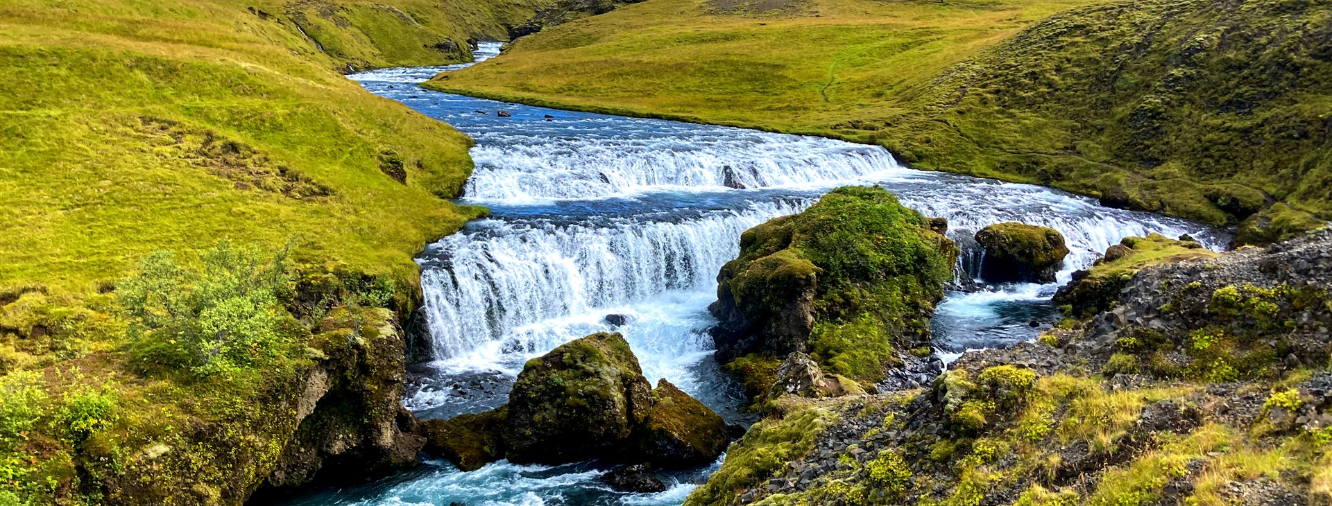Výhled nad vodopádem Skógafoss do jednoho z nejhezčíh údolí Islandu. Foto: Lenka Pečánková.