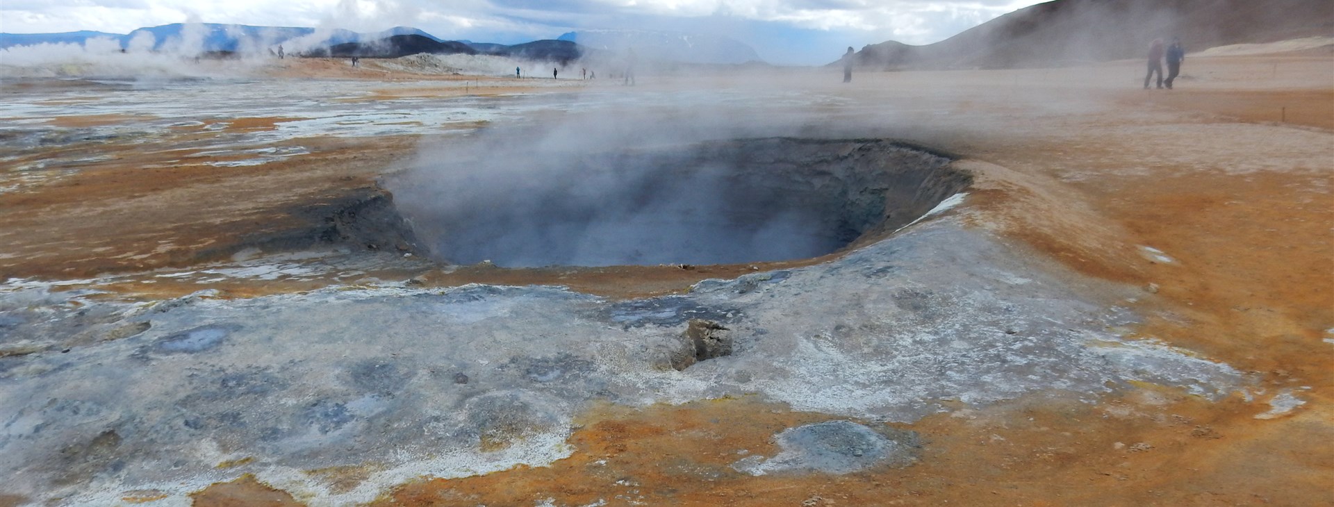 Geotermální oblast Námafjall s bublajícím bahnem, sirnými jezírky a kouřem je pravé místo, kde se Island ukazuje v celé své divoké síle.