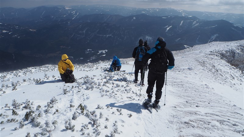 Zimní Schneeberg na sněžnicích