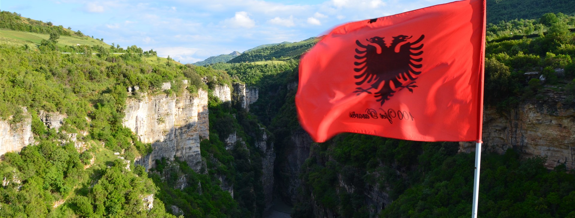 Albánská vlajka nad kaňonem řeky Osum. Foto: Vilda Dvořák.