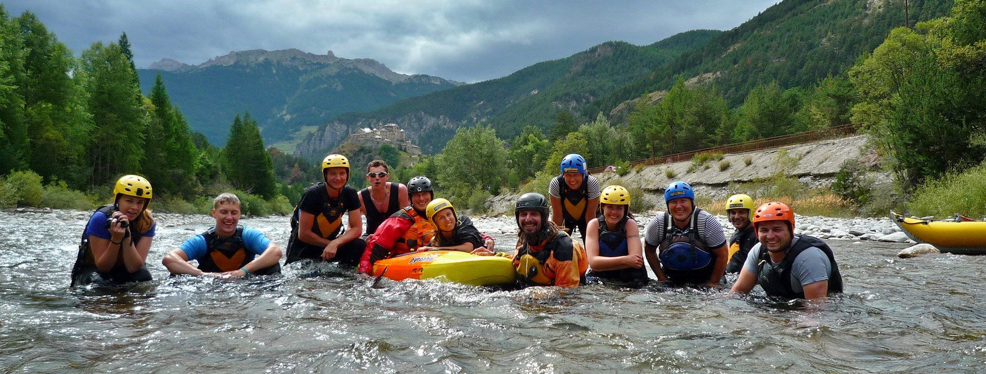 Le Guil, v pozadí s hradem Château Queyras - autor: Alena Polcarová