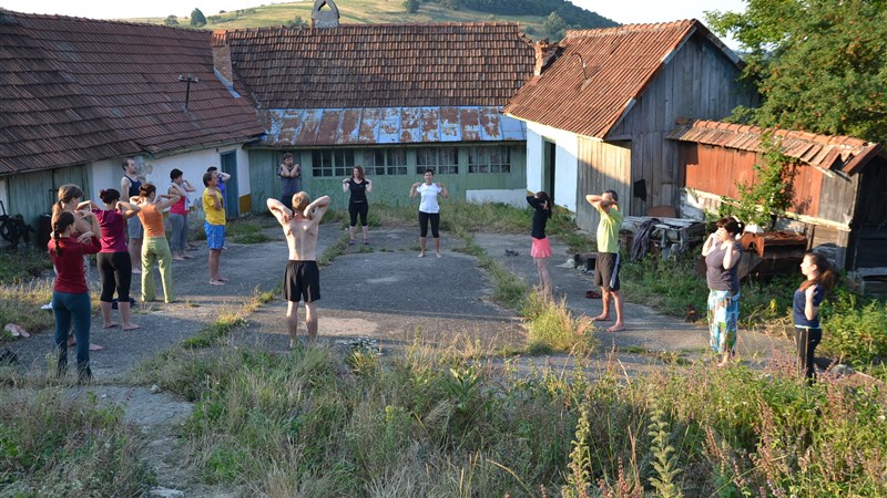 Rozmarné léto (s jógou)