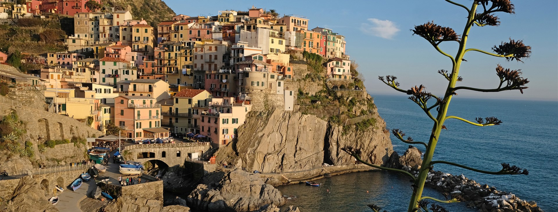 Rybářská městečka v oblasti Cinque Terre při západu slunce jsou lahůdkou pro oči. - Foto: Petr Srp