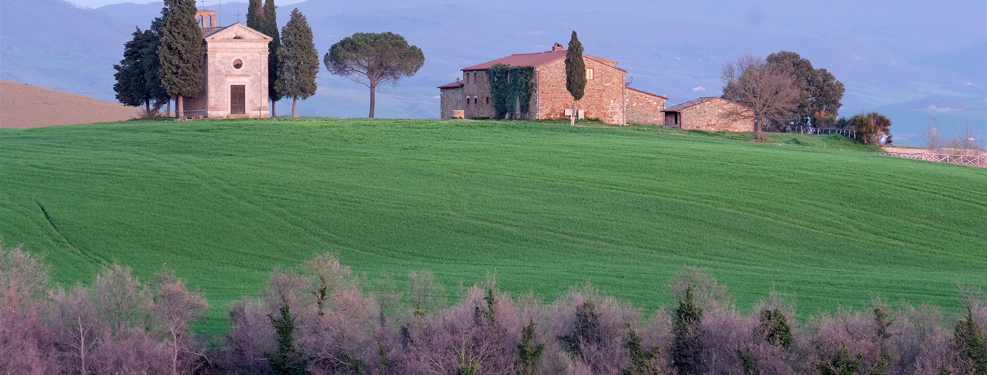 Osamělé kostelíky mezi cypřiši - bez nich si toskánskou krajinu snad ani nelze představit. - Foto: Petr Srp