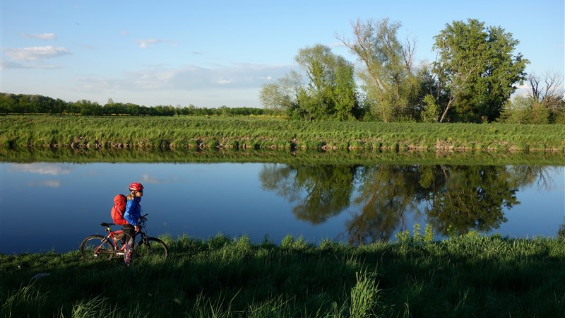 Na kole podél řeky Moravy