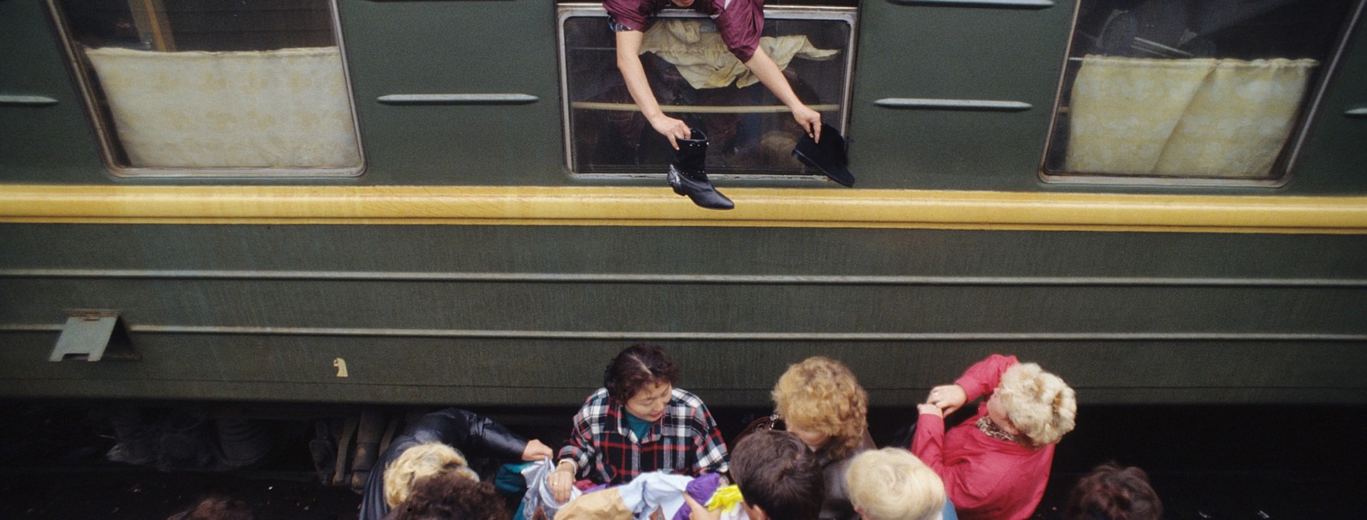 Mongolové prodávající zboží přímo z vlaku (Novosibirsk) - © Foto: Ivo Dokoupil