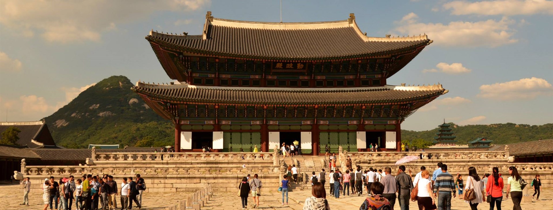 Palác zářného štěstí Kjongbokkung